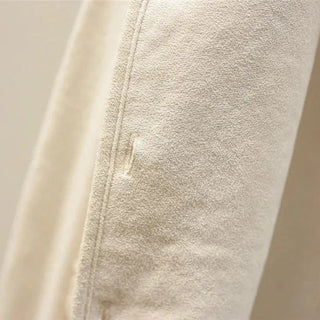 Gilet sans manches beige : détail de tissu en fausse peau, couture verticale texturée