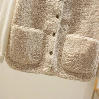 Gilet fausse fourrure beige avec poches plaquées et boutons, col montant