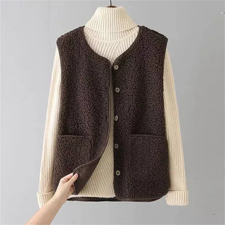 Ensemble femme : gilet sans manches marron texturé, boutons devant, par-dessus top beige col roulé.