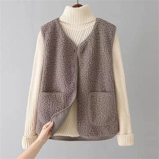 Ensemble femme : gilet sans manches marron clair texturé, poches plaquées, sur top beige col roulé.