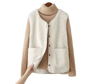 Ensemble femme : gilet sans manches blanc cassé texturé, boutons devant, sur top beige col roulé.
