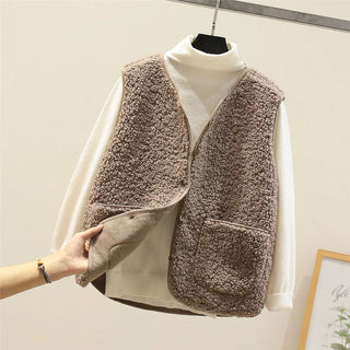 Ensemble femme : gilet sans manches marron texturé sur top blanc, poche plaquée et boutons.