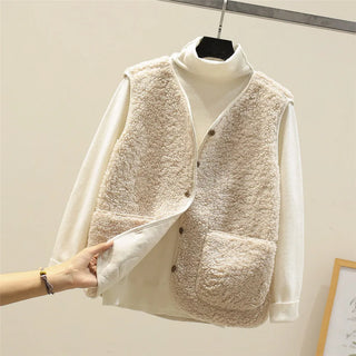 Ensemble femme : gilet sans manches beige texturé, poches plaquées, sur top blanc col roulé.
