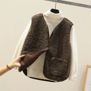 Ensemble femme : gilet sans manches brun foncé texturé, poches plaquées, sur top blanc à col roulé.
