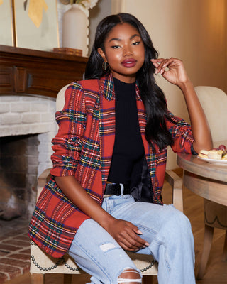 Veste blazer à carreaux rouge, vert et bleu, coupe oversize, col à revers et boutonnage.