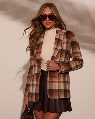 Veste blazer à carreaux beige, marron et brun, coupe oversize, col à revers et boutons.