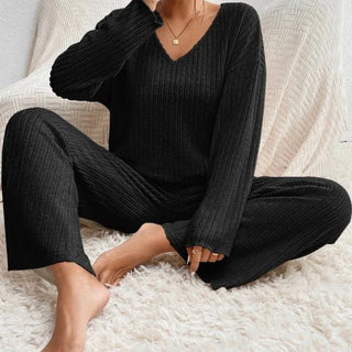 Ensemble maille noir : pull côtelé col V manches longues et pantalon large.