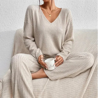 Ensemble maille beige : pull col V manches longues et pantalon large côtelé.