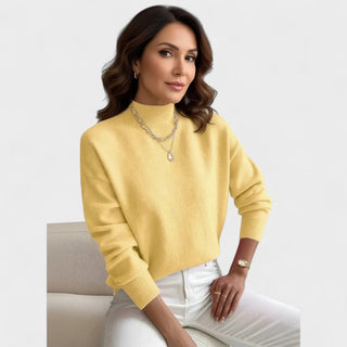 Pull à col montant en maille jaune, manches longues, finition côtes.
