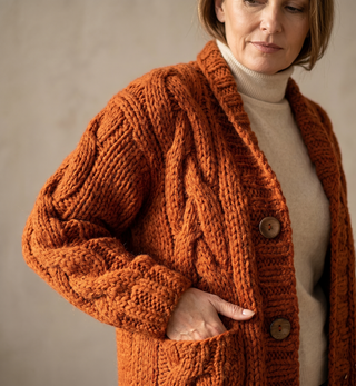 Manteau en tricot marron à motif torsadé, gros boutons et col châle.