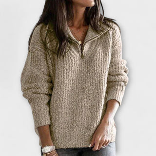 Pull en maille kaki à demi-zip, manches longues, texture tricotée.