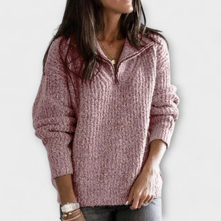 Pull en maille rose à demi-zip, manches longues, texture tricotée.