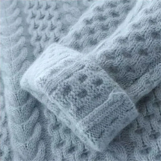 Détail du tricot en cachemire bleu clair avec motif torsadé
