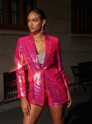 Tailleur blazer et short à sequins rose fuchsia, grandes poches passepoilées, vue 3/4.