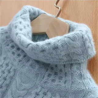 Pull en tricot cachemire bleu clair, col roulé, torsades visibles