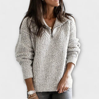 Pull en maille gris clair chiné à demi-zip, manches longues, texture tricotée.