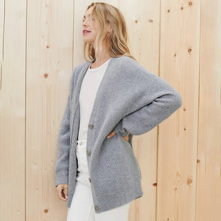Cardigan en cachemire gris clair à boutons, col en V et manches longues