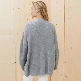 Cardigan en cachemire gris clair, vue de dos, manches longues et coupe ample