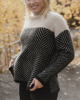 Blouse maille col montant beige et noir, empiècement chevrons, manches longues