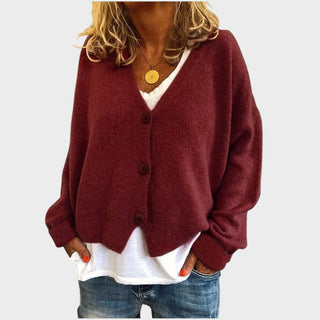 Pull en maille rouge foncé à col V, patte de boutons, manches longues