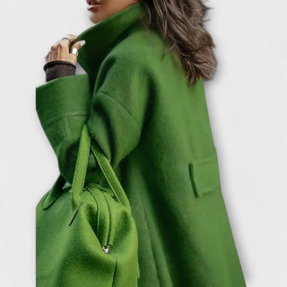 Veste thermique Filipa verte, capuche/col montant, ceinture nouée et poches plaquées
