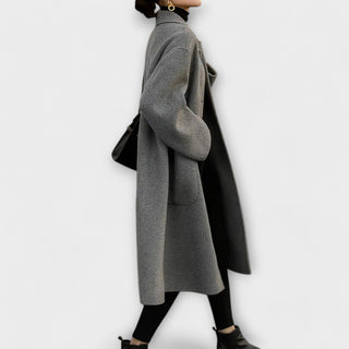 Manteau long thermique gris, coupe droite, manches raglan, deux poches plaquées
