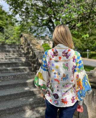 Blouse blanche imprimée vue de dos, col et manches bouffantes avec poignets élastiques