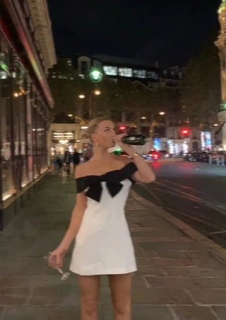 Eloise | Robe Mini Blanche avec Nœud Noir & Décolleté Carmen
