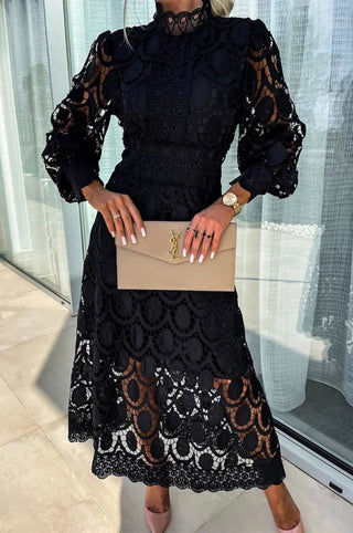 Robe en dentelle élégante avec col haut et détails transparents