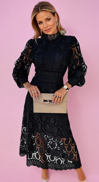 Robe en dentelle élégante avec col haut et détails transparents