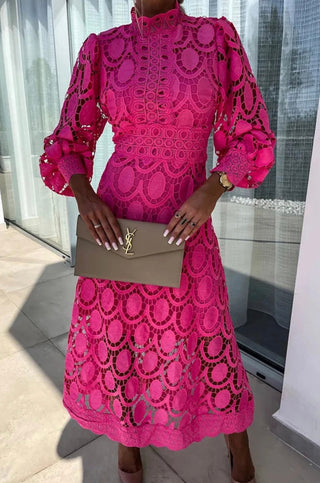 Robe en dentelle élégante avec col haut et détails transparents