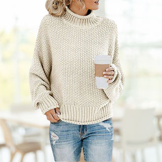 Pull en tricot épais beige clair, col montant côtelé, manches longues, coupe ample