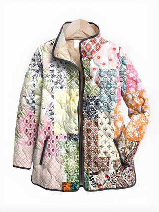 Veste matelassée IVORY™ à imprimé floral patchwork multicolore, col montant et doublure claire.