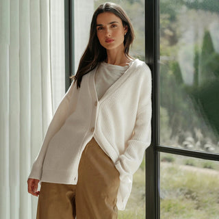 Cardigan en cachemire blanc cassé à boutons, col en V, manches longues