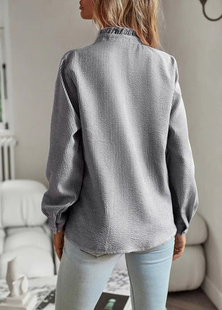 Chemise casual grise, vue de dos, col montant boutonné et manches longues amples.
