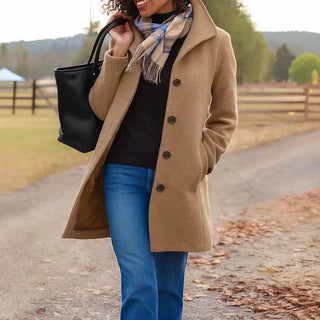 Manteau long beige boutonné à col revers, devant boutonné et poches visibles