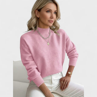 Pull à col montant en maille rose clair, manches longues, finition côtes.