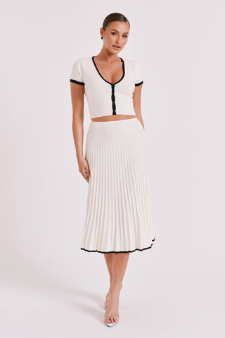 Ensemble viscose blanc : top court col V à bordure noire et jupe midi plissée