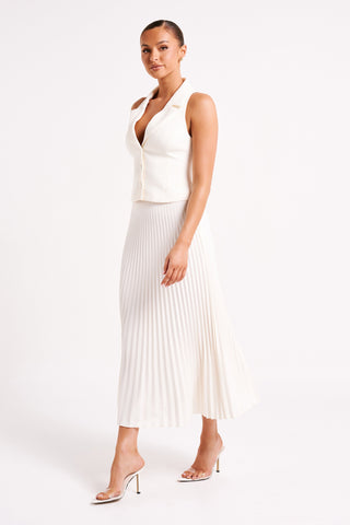 Ensemble robe blanche : haut blazer sans manches à décolleté V et jupe mi-longue plissée