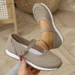 Chaussures de confort Emily™ kaki perforées, bride à boucle, semelle blanche.