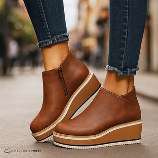 Bottes à talon compensé en cuir marron, tige mi-mollet, zip latéral.