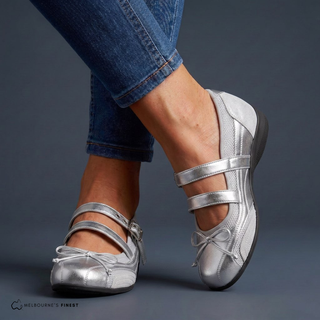 Chaussures de confort Daisy™ argent à deux brides, lacets décoratifs