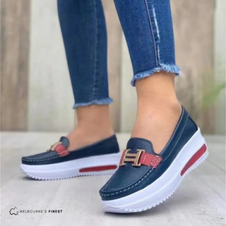 Chaussures orthopédiques Brooke™ bleu marine à enfiler, bride bicolore bleu et rouge, semelle blanche.