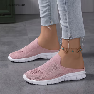 Chaussures à enfiler maille rose, semelle blanche, chaînette de cheville décorée