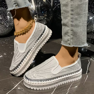 Chaussures de confort blanches à enfiler, empiècements brillants et semelle épaisse crantée.