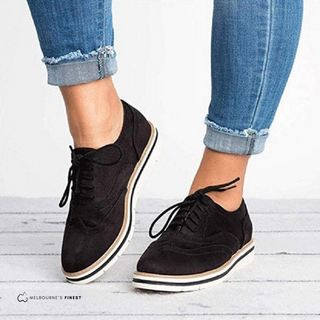 Chaussures basses lacées femme Kris™ en suède noir, semelle claire.