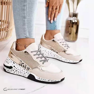 Chaussures de confort orthopédiques beiges, lacets, semelle à motifs noirs.