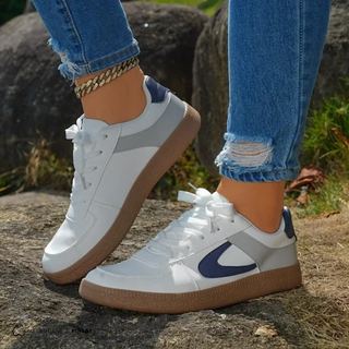Baskets orthopédiques Leah™ blanches, semelle brune, lacets, logo bleu marine.