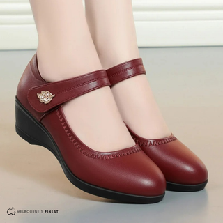 Chaussures de confort rouges à bride, bout rond, semelle compensée noire et motif décoratif