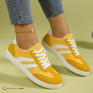 Chaussures de confort orthopédiques Talia™ jaunes, lacets blancs, bandes blanches.
